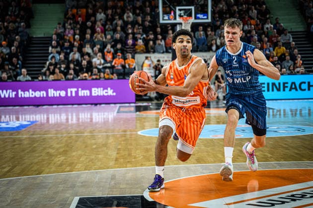 Neu Ulm, Deutschland, 24.01.26: Mark Smith (ratiopharm ulm) und Niklas Wuerzner (MLP Academics Heidelberg) im Zweikampf waehrend des Basketball Bundesliga Spiels zwischen ratiopharm ulm vs MLP Academics Heidelberg in der ratiopharm Arena am 24. Januar 2026 in Neu Ulm, Deutschland. (Foto von Harry Langer DeFodi Images) ratiopharm Arena, Germany, 24.01.26: Mark Smith (ratiopharm ulm) und Niklas Wuerzner (MLP Academics Heidelberg) battle for the ball during the Basketball Bundesliga match between ratiopharm ulm vs MLP Academics Heidelberg at Neu Ulm on January 24, 2026 in ratiopharm Arena, Germany. (Photo by Harry Langer DeFodi Images) (Photo by Harry Langer DeFodi Images) -