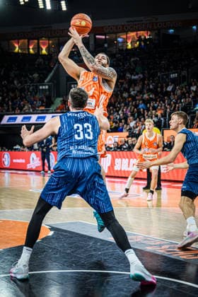 Neu Ulm, Deutschland, 24.01.26: Ryan Miksell (MLP Academics Heidelberg) und Christopher Ledlum (ratiopharm ulm) im Zweikampf waehrend des Basketball Bundesliga Spiels zwischen ratiopharm ulm vs MLP Academics Heidelberg in der ratiopharm Arena am 24. Januar 2026 in Neu Ulm, Deutschland. (Foto von Harry Langer DeFodi Images) ratiopharm Arena, Germany, 24.01.26: Ryan Miksell (MLP Academics Heidelberg) und Christopher Ledlum (ratiopharm ulm) battle for the ball during the Basketball Bundesliga match between ratiopharm ulm vs MLP Academics Heidelberg at Neu Ulm on January 24, 2026 in ratiopharm Arena, Germany. (Photo by Harry Langer DeFodi Images) (Photo by Harry Langer DeFodi Images) -