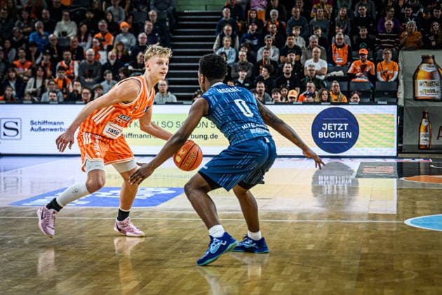Neu Ulm, Deutschland, 24.01.26: Teo Milicic (ratiopharm ulm) und DJ Horne (MLP Academics Heidelberg) im Zweikampf waehrend des Basketball Bundesliga Spiels zwischen ratiopharm ulm vs MLP Academics Heidelberg in der ratiopharm Arena am 24. Januar 2026 in Neu Ulm, Deutschland. (Foto von Harry Langer DeFodi Images) ratiopharm Arena, Germany, 24.01.26: Teo Milicic (ratiopharm ulm) und DJ Horne (MLP Academics Heidelberg) battle for the ball during the Basketball Bundesliga match between ratiopharm ulm vs MLP Academics Heidelberg at Neu Ulm on January 24, 2026 in ratiopharm Arena, Germany. (Photo by Harry Langer DeFodi Images) (Photo by Harry Langer DeFodi Images) -
