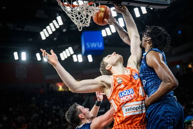 Neu Ulm, Deutschland, 24.01.26: Christian Sengfelder (ratiopharm ulm) und Osun Osunniyi (MLP Academics Heidelberg) im Zweikampf waehrend des Basketball Bundesliga Spiels zwischen ratiopharm ulm vs MLP Academics Heidelberg in der ratiopharm Arena am 24. Januar 2026 in Neu Ulm, Deutschland. (Foto von Harry Langer DeFodi Images) ratiopharm Arena, Germany, 24.01.26: Christian Sengfelder (ratiopharm ulm) und Osun Osunniyi (MLP Academics Heidelberg) battle for the ball during the Basketball Bundesliga match between ratiopharm ulm vs MLP Academics Heidelberg at Neu Ulm on January 24, 2026 in ratiopharm Arena, Germany. (Photo by Harry Langer DeFodi Images) (Photo by Harry Langer DeFodi Images) -