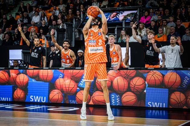 Neu Ulm, Deutschland, 24.01.26: Alec Anigbata (ratiopharm ulm) in Aktion, am Ball, Einzelaktion waehrend des Basketball Bundesliga Spiels zwischen ratiopharm ulm vs MLP Academics Heidelberg in der ratiopharm Arena am 24. Januar 2026 in Neu Ulm, Deutschland. (Foto von Harry Langer DeFodi Images) ratiopharm Arena, Germany, 24.01.26: Alec Anigbata (ratiopharm ulm) controls the Ball during the Basketball Bundesliga match between ratiopharm ulm vs MLP Academics Heidelberg at Neu Ulm on January 24, 2026 in ratiopharm Arena, Germany. (Photo by Harry Langer DeFodi Images) (Photo by Harry Langer DeFodi Images) -