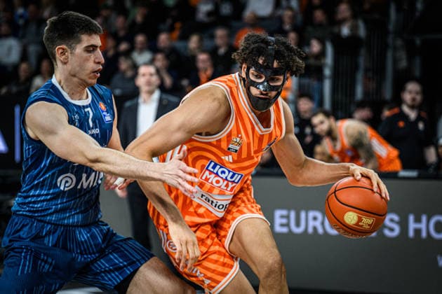 Neu Ulm, Deutschland, 24.01.26: Dusan Neskocvic (MLP Academics Heidelberg) und Alec Anigbata (ratiopharm ulm) im Zweikampf waehrend des Basketball Bundesliga Spiels zwischen ratiopharm ulm vs MLP Academics Heidelberg in der ratiopharm Arena am 24. Januar 2026 in Neu Ulm, Deutschland. (Foto von Harry Langer DeFodi Images) ratiopharm Arena, Germany, 24.01.26: Dusan Neskocvic (MLP Academics Heidelberg) und Alec Anigbata (ratiopharm ulm) battle for the ball during the Basketball Bundesliga match between ratiopharm ulm vs MLP Academics Heidelberg at Neu Ulm on January 24, 2026 in ratiopharm Arena, Germany. (Photo by Harry Langer DeFodi Images) (Photo by Harry Langer DeFodi Images) -