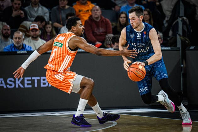 Neu Ulm, Deutschland, 24.01.26: Justin Simon (ratiopharm ulm) und Ryan Miksell (MLP Academics Heidelberg) im Zweikampf waehrend des Basketball Bundesliga Spiels zwischen ratiopharm ulm vs MLP Academics Heidelberg in der ratiopharm Arena am 24. Januar 2026 in Neu Ulm, Deutschland. (Foto von Harry Langer DeFodi Images) ratiopharm Arena, Germany, 24.01.26: Justin Simon (ratiopharm ulm) und Ryan Miksell (MLP Academics Heidelberg) battle for the ball during the Basketball Bundesliga match between ratiopharm ulm vs MLP Academics Heidelberg at Neu Ulm on January 24, 2026 in ratiopharm Arena, Germany. (Photo by Harry Langer DeFodi Images) (Photo by Harry Langer DeFodi Images) -