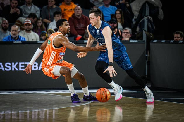 Neu Ulm, Deutschland, 24.01.26: Justin Simon (ratiopharm ulm) und Ryan Miksell (MLP Academics Heidelberg) im Zweikampf waehrend des Basketball Bundesliga Spiels zwischen ratiopharm ulm vs MLP Academics Heidelberg in der ratiopharm Arena am 24. Januar 2026 in Neu Ulm, Deutschland. (Foto von Harry Langer DeFodi Images) ratiopharm Arena, Germany, 24.01.26: Justin Simon (ratiopharm ulm) und Ryan Miksell (MLP Academics Heidelberg) battle for the ball during the Basketball Bundesliga match between ratiopharm ulm vs MLP Academics Heidelberg at Neu Ulm on January 24, 2026 in ratiopharm Arena, Germany. (Photo by Harry Langer DeFodi Images) (Photo by Harry Langer DeFodi Images) -