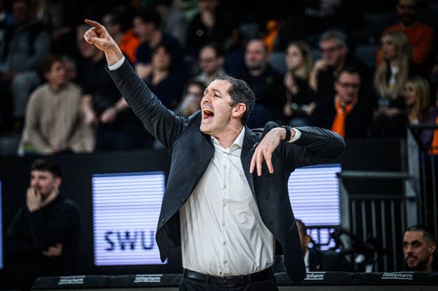 Neu Ulm, Deutschland, 24.01.26: Head Coach Ty Harrelson (ratiopharm ulm) gestikuliert, gestik waehrend des Basketball Bundesliga Spiels zwischen ratiopharm ulm vs MLP Academics Heidelberg in der ratiopharm Arena am 24. Januar 2026 in Neu Ulm, Deutschland. (Foto von Harry Langer DeFodi Images) ratiopharm Arena, Germany, 24.01.26: Head Coach Ty Harrelson (ratiopharm ulm) gestures during the Basketball Bundesliga match between ratiopharm ulm vs MLP Academics Heidelberg at Neu Ulm on January 24, 2026 in ratiopharm Arena, Germany. (Photo by Harry Langer DeFodi Images) (Photo by Harry Langer DeFodi Images) -