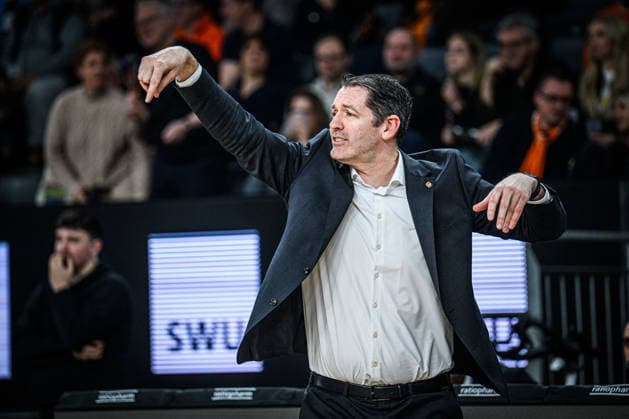 Neu Ulm, Deutschland, 24.01.26: Head Coach Ty Harrelson (ratiopharm ulm) gestikuliert, gestik waehrend des Basketball Bundesliga Spiels zwischen ratiopharm ulm vs MLP Academics Heidelberg in der ratiopharm Arena am 24. Januar 2026 in Neu Ulm, Deutschland. (Foto von Harry Langer DeFodi Images) ratiopharm Arena, Germany, 24.01.26: Head Coach Ty Harrelson (ratiopharm ulm) gestures during the Basketball Bundesliga match between ratiopharm ulm vs MLP Academics Heidelberg at Neu Ulm on January 24, 2026 in ratiopharm Arena, Germany. (Photo by Harry Langer DeFodi Images) (Photo by Harry Langer DeFodi Images) -