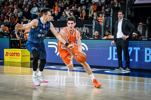 Neu Ulm, Deutschland, 24.01.26: Ryan Miksell (MLP Academics Heidelberg) und Diego Garavaglia (ratiopharm ulm) im Zweikampf waehrend des Basketball Bundesliga Spiels zwischen ratiopharm ulm vs MLP Academics Heidelberg in der ratiopharm Arena am 24. Januar 2026 in Neu Ulm, Deutschland. (Foto von Harry Langer DeFodi Images) ratiopharm Arena, Germany, 24.01.26: Ryan Miksell (MLP Academics Heidelberg) und Diego Garavaglia (ratiopharm ulm) battle for the ball during the Basketball Bundesliga match between ratiopharm ulm vs MLP Academics Heidelberg at Neu Ulm on January 24, 2026 in ratiopharm Arena, Germany. (Photo by Harry Langer DeFodi Images) (Photo by Harry Langer DeFodi Images) -