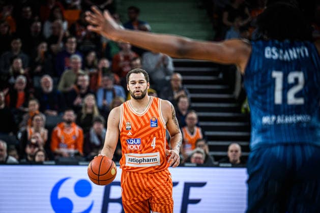 Neu Ulm, Deutschland, 24.01.26: Christopher Ledlum (ratiopharm ulm) und Osun Osunniyi (MLP Academics Heidelberg) im Zweikampf waehrend des Basketball Bundesliga Spiels zwischen ratiopharm ulm vs MLP Academics Heidelberg in der ratiopharm Arena am 24. Januar 2026 in Neu Ulm, Deutschland. (Foto von Harry Langer DeFodi Images) ratiopharm Arena, Germany, 24.01.26: Christopher Ledlum (ratiopharm ulm) und Osun Osunniyi (MLP Academics Heidelberg) battle for the ball during the Basketball Bundesliga match between ratiopharm ulm vs MLP Academics Heidelberg at Neu Ulm on January 24, 2026 in ratiopharm Arena, Germany. (Photo by Harry Langer DeFodi Images) (Photo by Harry Langer DeFodi Images) -