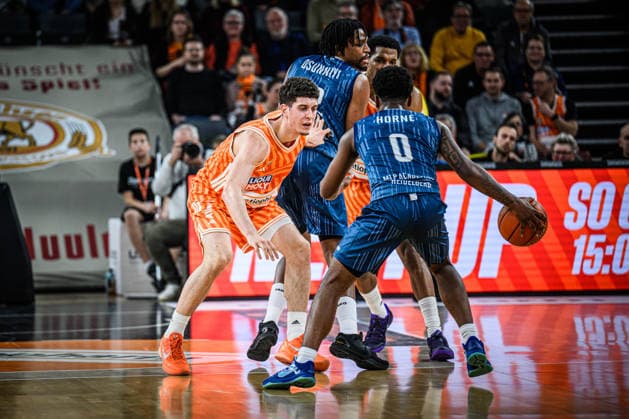 Neu Ulm, Deutschland, 24.01.26: Diego Garavaglia (ratiopharm ulm), Osun Osunniyi (MLP Academics Heidelberg) undDJ Horne (MLP Academics Heidelberg) im Zweikampf waehrend des Basketball Bundesliga Spiels zwischen ratiopharm ulm vs MLP Academics Heidelberg in der ratiopharm Arena am 24. Januar 2026 in Neu Ulm, Deutschland. (Foto von Harry Langer DeFodi Images) ratiopharm Arena, Germany, 24.01.26: Diego Garavaglia (ratiopharm ulm), Osun Osunniyi (MLP Academics Heidelberg) undDJ Horne (MLP Academics Heidelberg) battle for the ball during the Basketball Bundesliga match between ratiopharm ulm vs MLP Academics Heidelberg at Neu Ulm on January 24, 2026 in ratiopharm Arena, Germany. (Photo by Harry Langer DeFodi Images) (Photo by Harry Langer DeFodi Images) -