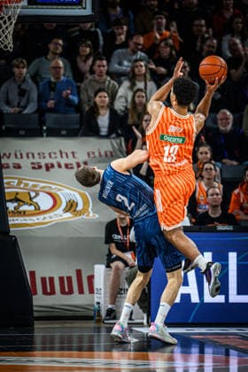 Neu Ulm, Deutschland, 24.01.26: Niklas Wuerzner (MLP Academics Heidelberg) und Mark Smith (ratiopharm ulm) im Zweikampf waehrend des Basketball Bundesliga Spiels zwischen ratiopharm ulm vs MLP Academics Heidelberg in der ratiopharm Arena am 24. Januar 2026 in Neu Ulm, Deutschland. (Foto von Harry Langer DeFodi Images) ratiopharm Arena, Germany, 24.01.26: Niklas Wuerzner (MLP Academics Heidelberg) und Mark Smith (ratiopharm ulm) battle for the ball during the Basketball Bundesliga match between ratiopharm ulm vs MLP Academics Heidelberg at Neu Ulm on January 24, 2026 in ratiopharm Arena, Germany. (Photo by Harry Langer DeFodi Images) (Photo by Harry Langer DeFodi Images) -