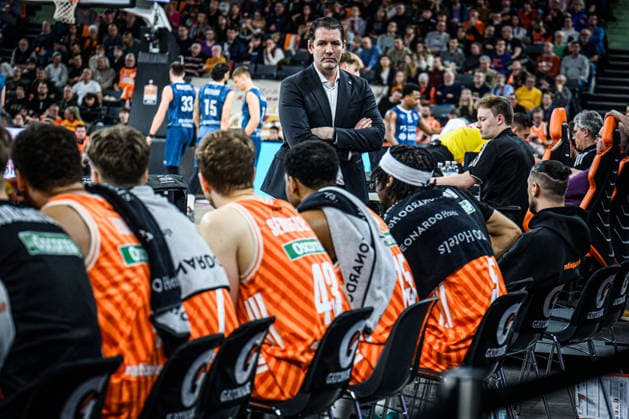 Neu Ulm, Deutschland, 24.01.26: Head Coach Ty Harrelson (ratiopharm ulm) Schaut waehrend des Basketball Bundesliga Spiels zwischen ratiopharm ulm vs MLP Academics Heidelberg in der ratiopharm Arena am 24. Januar 2026 in Neu Ulm, Deutschland. (Foto von Harry Langer DeFodi Images) ratiopharm Arena, Germany, 24.01.26: Head Coach Ty Harrelson (ratiopharm ulm) Looks on during the Basketball Bundesliga match between ratiopharm ulm vs MLP Academics Heidelberg at Neu Ulm on January 24, 2026 in ratiopharm Arena, Germany. (Photo by Harry Langer DeFodi Images) (Photo by Harry Langer DeFodi Images) -