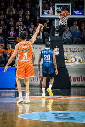 Neu Ulm, Deutschland, 24.01.26: Alec Anigbata (ratiopharm ulm) und Michael Weathers (MLP Academics Heidelberg) im Zweikampf waehrend des Basketball Bundesliga Spiels zwischen ratiopharm ulm vs MLP Academics Heidelberg in der ratiopharm Arena am 24. Januar 2026 in Neu Ulm, Deutschland. (Foto von Harry Langer DeFodi Images) ratiopharm Arena, Germany, 24.01.26: Alec Anigbata (ratiopharm ulm) und Michael Weathers (MLP Academics Heidelberg) battle for the ball during the Basketball Bundesliga match between ratiopharm ulm vs MLP Academics Heidelberg at Neu Ulm on January 24, 2026 in ratiopharm Arena, Germany. (Photo by Harry Langer DeFodi Images) (Photo by Harry Langer DeFodi Images) -