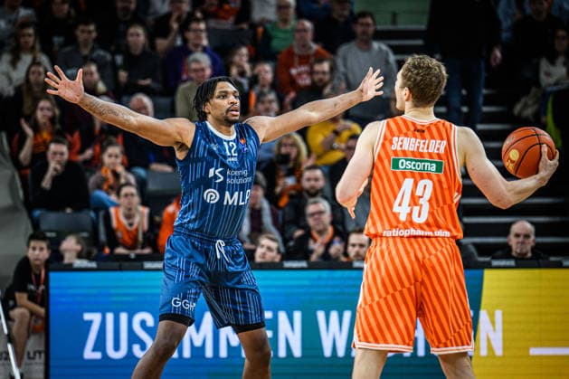 Neu Ulm, Deutschland, 24.01.26: Osun Osunniyi (MLP Academics Heidelberg) und Christian Sengfelder (ratiopharm ulm) im Zweikampf waehrend des Basketball Bundesliga Spiels zwischen ratiopharm ulm vs MLP Academics Heidelberg in der ratiopharm Arena am 24. Januar 2026 in Neu Ulm, Deutschland. (Foto von Harry Langer DeFodi Images) ratiopharm Arena, Germany, 24.01.26: Osun Osunniyi (MLP Academics Heidelberg) und Christian Sengfelder (ratiopharm ulm) battle for the ball during the Basketball Bundesliga match between ratiopharm ulm vs MLP Academics Heidelberg at Neu Ulm on January 24, 2026 in ratiopharm Arena, Germany. (Photo by Harry Langer DeFodi Images) (Photo by Harry Langer DeFodi Images) -