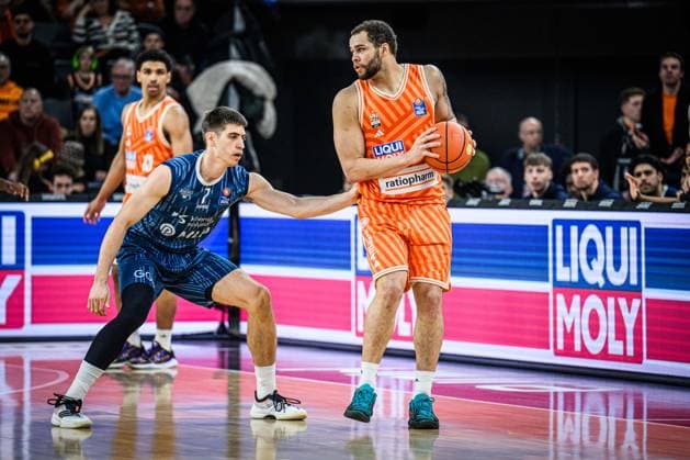 Neu Ulm, Deutschland, 24.01.26: Dusan Neskocvic (MLP Academics Heidelberg) und Christopher Ledlum (ratiopharm ulm) im Zweikampf waehrend des Basketball Bundesliga Spiels zwischen ratiopharm ulm vs MLP Academics Heidelberg in der ratiopharm Arena am 24. Januar 2026 in Neu Ulm, Deutschland. (Foto von Harry Langer DeFodi Images) ratiopharm Arena, Germany, 24.01.26: Dusan Neskocvic (MLP Academics Heidelberg) und Christopher Ledlum (ratiopharm ulm) battle for the ball during the Basketball Bundesliga match between ratiopharm ulm vs MLP Academics Heidelberg at Neu Ulm on January 24, 2026 in ratiopharm Arena, Germany. (Photo by Harry Langer DeFodi Images) (Photo by Harry Langer DeFodi Images) -
