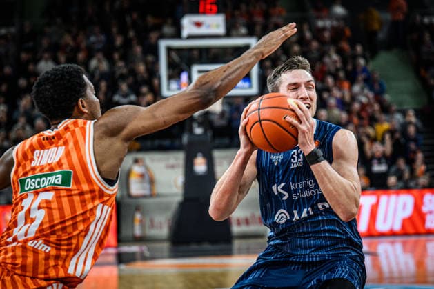 Neu Ulm, Deutschland, 24.01.26: Justin Simon (ratiopharm ulm) und Ryan Miksell (MLP Academics Heidelberg) im Zweikampf waehrend des Basketball Bundesliga Spiels zwischen ratiopharm ulm vs MLP Academics Heidelberg in der ratiopharm Arena am 24. Januar 2026 in Neu Ulm, Deutschland. (Foto von Harry Langer DeFodi Images) ratiopharm Arena, Germany, 24.01.26: Justin Simon (ratiopharm ulm) und Ryan Miksell (MLP Academics Heidelberg) battle for the ball during the Basketball Bundesliga match between ratiopharm ulm vs MLP Academics Heidelberg at Neu Ulm on January 24, 2026 in ratiopharm Arena, Germany. (Photo by Harry Langer DeFodi Images) (Photo by Harry Langer DeFodi Images) -