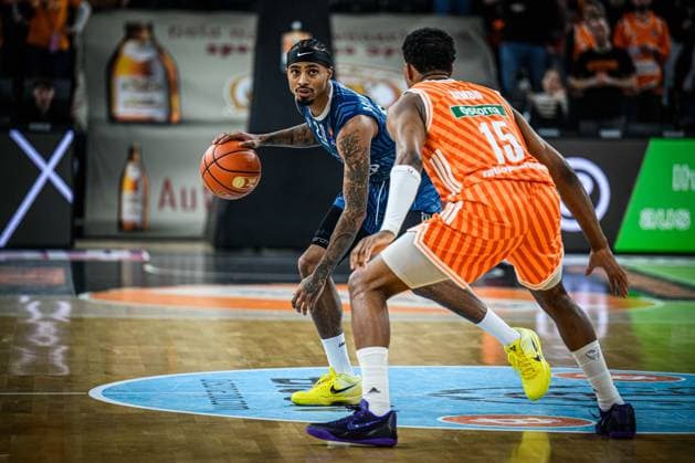 Neu Ulm, Deutschland, 24.01.26: Michael Weathers (MLP Academics Heidelberg) und Justin Simon (ratiopharm ulm) im Zweikampf waehrend des Basketball Bundesliga Spiels zwischen ratiopharm ulm vs MLP Academics Heidelberg in der ratiopharm Arena am 24. Januar 2026 in Neu Ulm, Deutschland. (Foto von Harry Langer DeFodi Images) ratiopharm Arena, Germany, 24.01.26: Michael Weathers (MLP Academics Heidelberg) und Justin Simon (ratiopharm ulm) battle for the ball during the Basketball Bundesliga match between ratiopharm ulm vs MLP Academics Heidelberg at Neu Ulm on January 24, 2026 in ratiopharm Arena, Germany. (Photo by Harry Langer DeFodi Images) (Photo by Harry Langer DeFodi Images) -