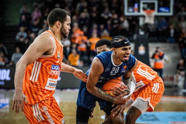 Neu Ulm, Deutschland, 24.01.26: Christopher Ledlum (ratiopharm ulm), Michael Weathers (MLP Academics Heidelberg) und Justin Simon (ratiopharm ulm) im Zweikampf waehrend des Basketball Bundesliga Spiels zwischen ratiopharm ulm vs MLP Academics Heidelberg in der ratiopharm Arena am 24. Januar 2026 in Neu Ulm, Deutschland. (Foto von Harry Langer DeFodi Images) ratiopharm Arena, Germany, 24.01.26: Christopher Ledlum (ratiopharm ulm), Michael Weathers (MLP Academics Heidelberg) und Justin Simon (ratiopharm ulm) battle for the ball during the Basketball Bundesliga match between ratiopharm ulm vs MLP Academics Heidelberg at Neu Ulm on January 24, 2026 in ratiopharm Arena, Germany. (Photo by Harry Langer DeFodi Images) (Photo by Harry Langer DeFodi Images) -