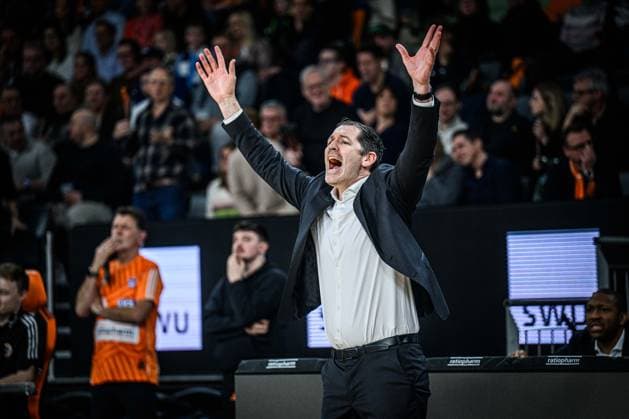 Neu Ulm, Deutschland, 24.01.26: Head Coach Ty Harrelson (ratiopharm ulm) gestikuliert, gestik waehrend des Basketball Bundesliga Spiels zwischen ratiopharm ulm vs MLP Academics Heidelberg in der ratiopharm Arena am 24. Januar 2026 in Neu Ulm, Deutschland. (Foto von Harry Langer DeFodi Images) ratiopharm Arena, Germany, 24.01.26: Head Coach Ty Harrelson (ratiopharm ulm) gestures during the Basketball Bundesliga match between ratiopharm ulm vs MLP Academics Heidelberg at Neu Ulm on January 24, 2026 in ratiopharm Arena, Germany. (Photo by Harry Langer DeFodi Images) (Photo by Harry Langer DeFodi Images) -