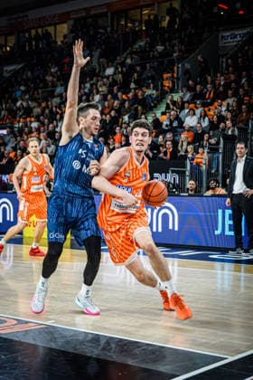 Neu Ulm, Deutschland, 24.01.26: Ryan Miksell (MLP Academics Heidelberg) und Diego Garavaglia (ratiopharm ulm) im Zweikampf waehrend des Basketball Bundesliga Spiels zwischen ratiopharm ulm vs MLP Academics Heidelberg in der ratiopharm Arena am 24. Januar 2026 in Neu Ulm, Deutschland. (Foto von Harry Langer DeFodi Images) ratiopharm Arena, Germany, 24.01.26: Ryan Miksell (MLP Academics Heidelberg) und Diego Garavaglia (ratiopharm ulm) battle for the ball during the Basketball Bundesliga match between ratiopharm ulm vs MLP Academics Heidelberg at Neu Ulm on January 24, 2026 in ratiopharm Arena, Germany. (Photo by Harry Langer DeFodi Images) (Photo by Harry Langer DeFodi Images) -