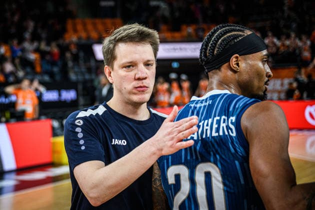 Neu Ulm, Deutschland, 24.01.26: Sportlicher Leiter Alex Vogel (MLP Academics Heidelberg) und Michael Weathers (MLP Academics Heidelberg) gestikuliert, gestik waehrend des Basketball Bundesliga Spiels zwischen ratiopharm ulm vs MLP Academics Heidelberg in der ratiopharm Arena am 24. Januar 2026 in Neu Ulm, Deutschland. (Foto von Harry Langer DeFodi Images) ratiopharm Arena, Germany, 24.01.26: Sportlicher Leiter Alex Vogel (MLP Academics Heidelberg) und Michael Weathers (MLP Academics Heidelberg) gestures during the Basketball Bundesliga match between ratiopharm ulm vs MLP Academics Heidelberg at Neu Ulm on January 24, 2026 in ratiopharm Arena, Germany. (Photo by Harry Langer DeFodi Images) (Photo by Harry Langer DeFodi Images) -