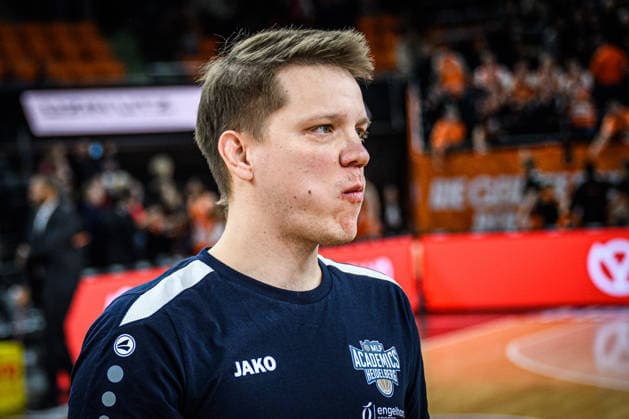 Neu Ulm, Deutschland, 24.01.26: Sportlicher Leiter Alex Vogel (MLP Academics Heidelberg) Schaut waehrend des Basketball Bundesliga Spiels zwischen ratiopharm ulm vs MLP Academics Heidelberg in der ratiopharm Arena am 24. Januar 2026 in Neu Ulm, Deutschland. (Foto von Harry Langer DeFodi Images) ratiopharm Arena, Germany, 24.01.26: Sportlicher Leiter Alex Vogel (MLP Academics Heidelberg) Looks on during the Basketball Bundesliga match between ratiopharm ulm vs MLP Academics Heidelberg at Neu Ulm on January 24, 2026 in ratiopharm Arena, Germany. (Photo by Harry Langer DeFodi Images) (Photo by Harry Langer DeFodi Images) -