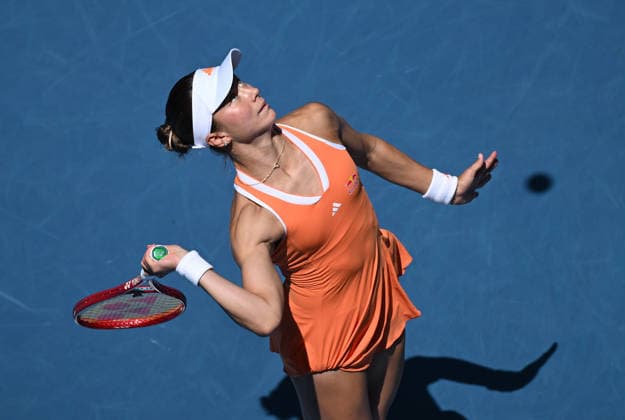 TENNIS AUSTRALIAN OPEN, Iva Jovic of the USA prepares to serve during the Women™s 4th round match against Yulia Putintseva of Kazakhstan on day 8 of the 2026 Australian Open tennis tournament at Melbourne Park in Melbourne, Sunday, January 25, 2026. ( NO ARCHIVING MELBOURNE VICTORIA AUSTRALIA  Copyright: xJAMESxROSSx 20260125162342639117