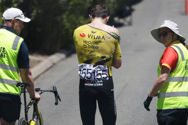 CYCLING TOUR DOWN UNDER, Menno Huising of Team Visma - Leased a Bike injured after crashing during stage 5, Stirling circuit, 169.8km of the 2026 Men s Tour Down Under professional road bicycle race in Adelaide, Sunday, January 25, 2026. ( NO ARCHIVING, EDITORIAL USE ONLY ADELAIDE SOUTH AUSTRALIA AUSTRALIA  Copyright: xMATTxTURNERx 20260125165490141898