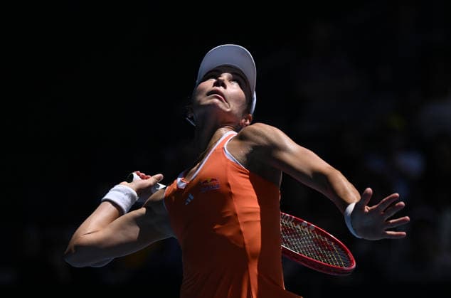 TENNIS AUSTRALIAN OPEN, Iva Jovic of the USA prepares to serve during the Women™s 4th round match against Yulia Putintseva of Kazakhstan on day 8 of the 2026 Australian Open tennis tournament at Melbourne Park in Melbourne, Sunday, January 25, 2026. ( NO ARCHIVING MELBOURNE VICTORIA AUSTRALIA  Copyright: xJAMESxROSSx 20260125142011339265