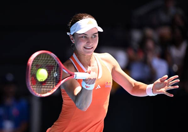TENNIS AUSTRALIAN OPEN, Iva Jovic of the USA in action during the Women™s 4th round match against Yulia Putintseva of Kazakhstan on day 8 of the 2026 Australian Open tennis tournament at Melbourne Park in Melbourne, Sunday, January 25, 2026. ( NO ARCHIVING MELBOURNE VICTORIA AUSTRALIA  Copyright: xJAMESxROSSx 20260125192978235492