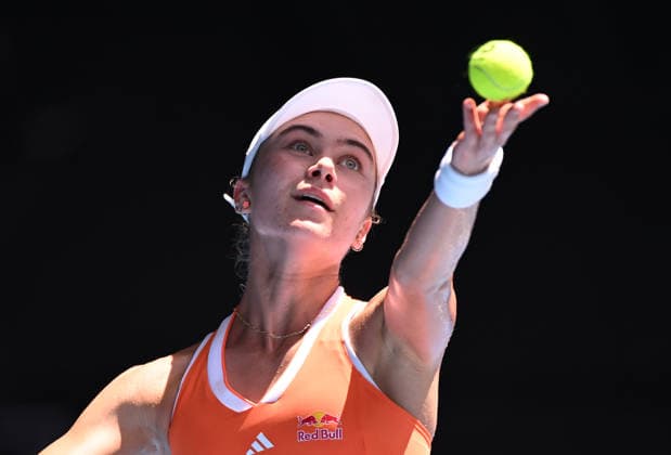 TENNIS AUSTRALIAN OPEN, Iva Jovic of the USA prepares to serve during the Women™s 4th round match against Yulia Putintseva of Kazakhstan on day 8 of the 2026 Australian Open tennis tournament at Melbourne Park in Melbourne, Sunday, January 25, 2026. ( NO ARCHIVING MELBOURNE VICTORIA AUSTRALIA  Copyright: xJAMESxROSSx 20260125163212267304