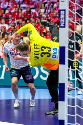 24.01.2026, Handball, Men s EHF EURO 2026, Deutschland - Norwegen, Jyske Bank Boxen in Herning, Dänemark, Main Round: Andreas Wolff (Germany 33) bei einer Parade gegen August Baskar Pedersen (Norway 40) Dänemark