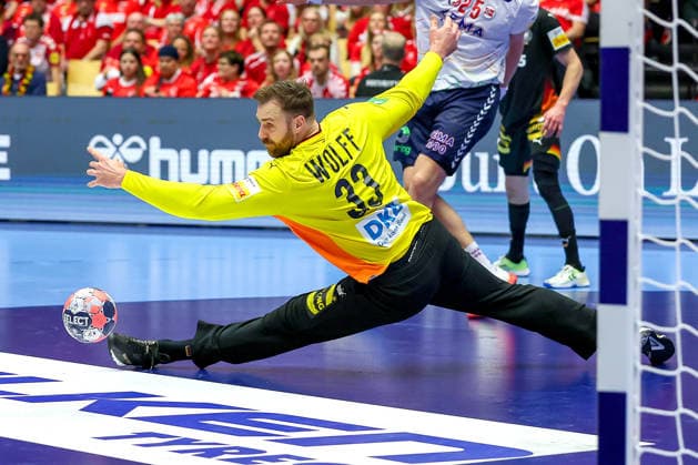 24.01.2026, Handball, Men s EHF EURO 2026, Deutschland - Norwegen, Jyske Bank Boxen in Herning, Dänemark, Main Round: Andreas Wolff (Germany 33) bei einer Parade Dänemark *** 24 01 2026, Handball, Men s EHF EURO 2026, Germany Norway, Jyske Bank Boxen in Herning, Denmark, Main Round Andreas Wolff Germany 33 at a parade Denmark