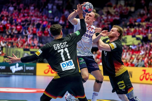24.01.2026, Handball, Men s EHF EURO 2026, Deutschland - Norwegen, Jyske Bank Boxen in Herning, Dänemark, Main Round: Marko Grgic (Germany 71) und Tom Kiesler (Germany 30) verteidigen gegen Tobias Schjolberg Grondahl (Norway 22) Dänemark
