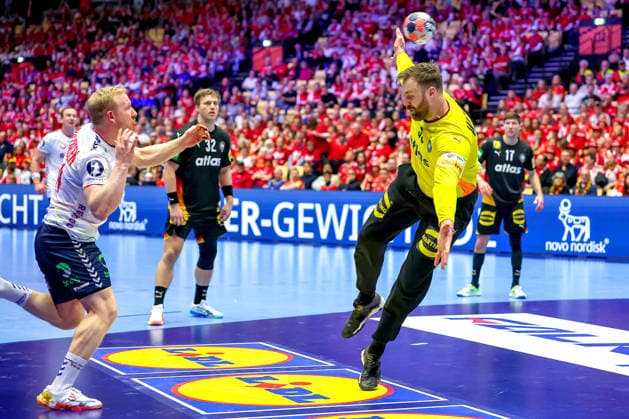 24.01.2026, Handball, Men s EHF EURO 2026, Deutschland - Norwegen, Jyske Bank Boxen in Herning, Dänemark, Main Round: Andreas Wolff (Germany 33) bei einer Parade gegen Martin Hernes Hovde (Norway 25) Dänemark