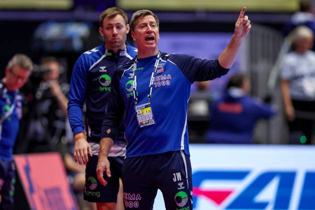 24.01.2026, Handball, Men s EHF EURO 2026, Deutschland - Norwegen, Jyske Bank Boxen in Herning, Dänemark, Main Round: Headcoach Jonas Liberg Wille (Norway hc) gestikulierend am Spielfeldrand Dänemark