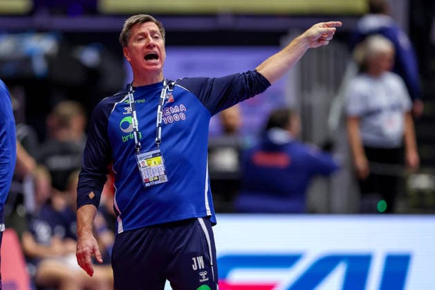 24.01.2026, Handball, Men s EHF EURO 2026, Deutschland - Norwegen, Jyske Bank Boxen in Herning, Dänemark, Main Round: Headcoach Jonas Liberg Wille (Norway hc) gestikulierend am Spielfeldrand Dänemark