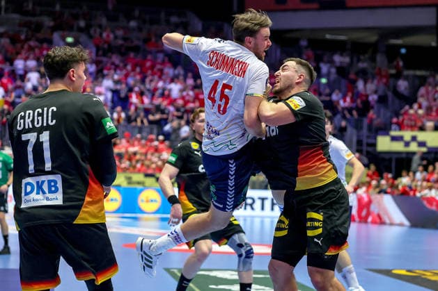 24.01.2026, Handball, Men s EHF EURO 2026, Deutschland - Norwegen, Jyske Bank Boxen in Herning, Dänemark, Main Round: Marko Grgic (Germany 71) Jannik Kohlbacher (Germany 80) verteidigen gegen Simen Nicolay Schonningsen (Norway 45) Dänemark