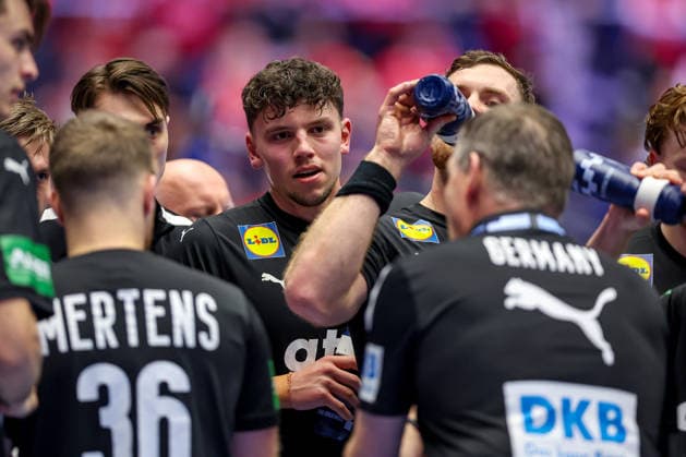 24.01.2026, Handball, Men s EHF EURO 2026, Deutschland - Norwegen, Jyske Bank Boxen in Herning, Dänemark, Main Round: Marko Grgic (Germany 71) und das Team bekommen von Headcoach Alfred Gislason (Germany hc) Anweisungen in der Auszeit Dänemark