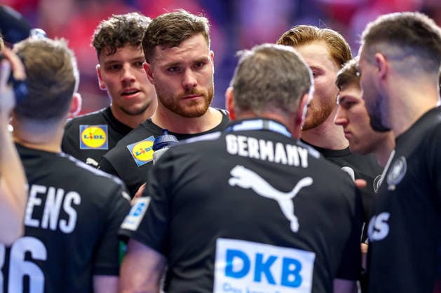 24.01.2026, Handball, Men s EHF EURO 2026, Deutschland - Norwegen, Jyske Bank Boxen in Herning, Dänemark, Main Round: Johannes Golla (Germany 04) und das Team bekommen von Headcoach Alfred Gislason (Germany hc) Anweisungen in der Auszeit Dänemark