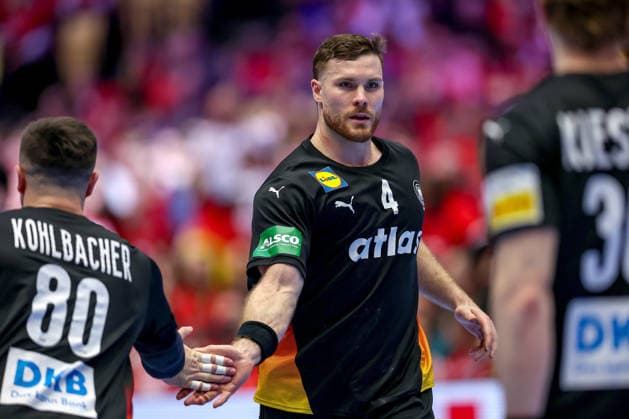 24.01.2026, Handball, Men s EHF EURO 2026, Deutschland - Norwegen, Jyske Bank Boxen in Herning, Dänemark, Main Round: Johannes Golla (Germany 04) jubelnd neben Jannik Kohlbacher (Germany 80) Tom Kiesler (Germany 30) Dänemark