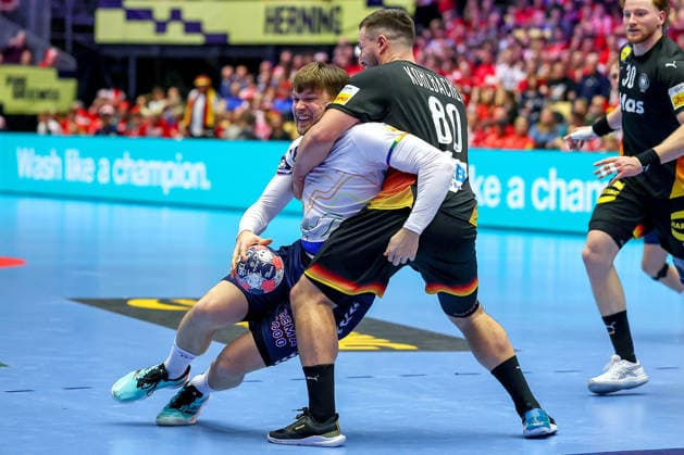 24.01.2026, Handball, Men s EHF EURO 2026, Deutschland - Norwegen, Jyske Bank Boxen in Herning, Dänemark, Main Round: Thomas Alfred Solstad (Norway 32) im Zweikampf gegen Jannik Kohlbacher (Germany 80) Dänemark