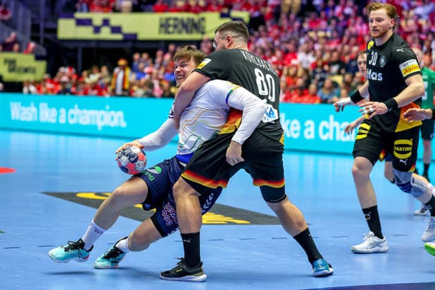 24.01.2026, Handball, Men s EHF EURO 2026, Deutschland - Norwegen, Jyske Bank Boxen in Herning, Dänemark, Main Round: Thomas Alfred Solstad (Norway 32) im Zweikampf gegen Jannik Kohlbacher (Germany 80) Dänemark
