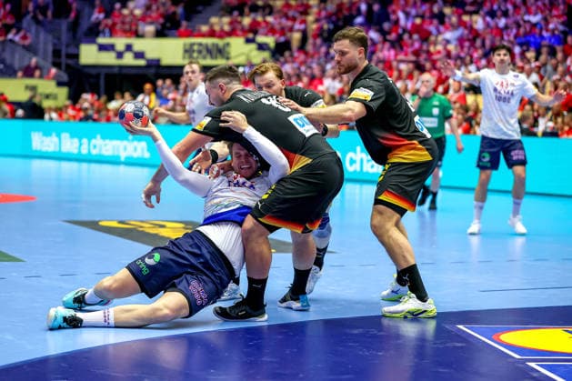24.01.2026, Handball, Men s EHF EURO 2026, Deutschland - Norwegen, Jyske Bank Boxen in Herning, Dänemark, Main Round: Thomas Alfred Solstad (Norway 32) im Zweikampf gegen Jannik Kohlbacher (Germany 80) Tom Kiesler (Germany 30) und Johannes Golla (Germany 04) Dänemark