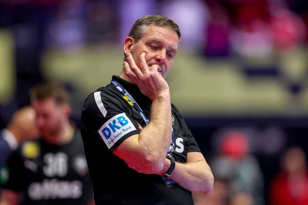 24.01.2026, Handball, Men s EHF EURO 2026, Deutschland - Norwegen, Jyske Bank Boxen in Herning, Dänemark, Main Round: Headcoach Alfred Gislason (Germany hc) nachdenklich gestikulierend am Spielfeldrand Dänemark