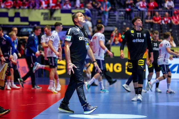 24.01.2026, Handball, Men s EHF EURO 2026, Deutschland - Norwegen, Jyske Bank Boxen in Herning, Dänemark, Main Round: Headcoach Alfred Gislason (Germany hc) blickt nach Oben ins Licht neben Marko Grgic (Germany 71) Dänemark