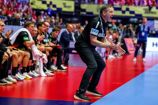 24.01.2026, Handball, Men s EHF EURO 2026, Deutschland - Norwegen, Jyske Bank Boxen in Herning, Dänemark, Main Round: Headcoach Alfred Gislason (Germany hc) gestikulierend am Spielfeldrand Dänemark