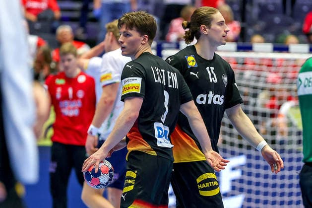 24.01.2026, Handball, Men s EHF EURO 2026, Deutschland - Norwegen, Jyske Bank Boxen in Herning, Dänemark, Main Round: Glückliche Gesichter nach dem SIeg gegen Norwegen. Nils Lichtlein (Germany 03) neben Juri Knorr (Germany 15) Dänemark