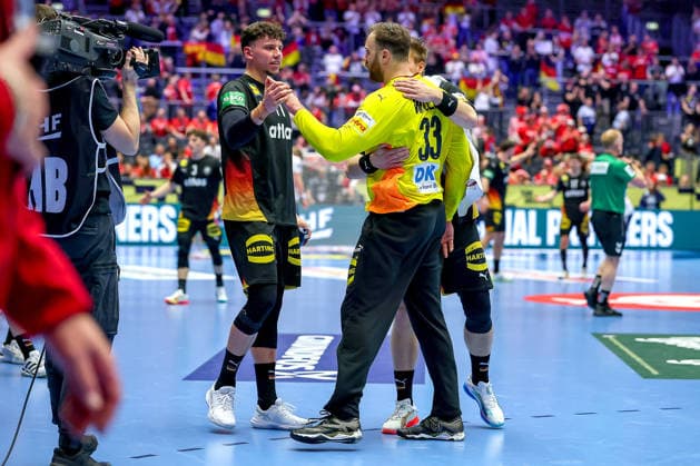 24.01.2026, Handball, Men s EHF EURO 2026, Deutschland - Norwegen, Jyske Bank Boxen in Herning, Dänemark, Main Round: Glückliche Gesichter nach dem SIeg gegen Norwegen. Marko Grgic (Germany 71) neben Andreas Wolff (Germany 33) Dänemark