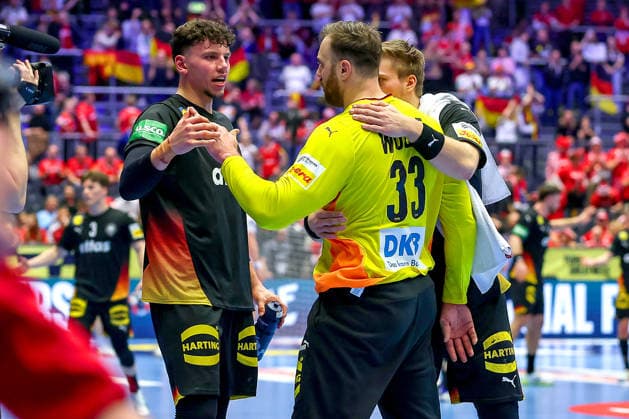24.01.2026, Handball, Men s EHF EURO 2026, Deutschland - Norwegen, Jyske Bank Boxen in Herning, Dänemark, Main Round: Glückliche Gesichter nach dem SIeg gegen Norwegen. Marko Grgic (Germany 71) neben Andreas Wolff (Germany 33) Dänemark