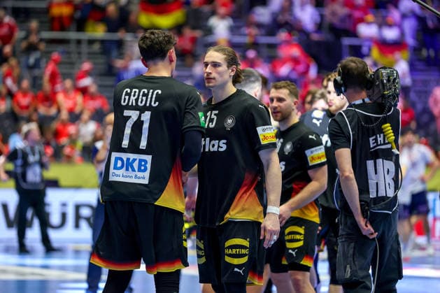 24.01.2026, Handball, Men s EHF EURO 2026, Deutschland - Norwegen, Jyske Bank Boxen in Herning, Dänemark, Main Round: Glückliche Gesichter nach dem SIeg gegen Norwegen. Marko Grgic (Germany 71) neben Juri Knorr (Germany 15) Lukas Mertens (Germany 36) Dänemark